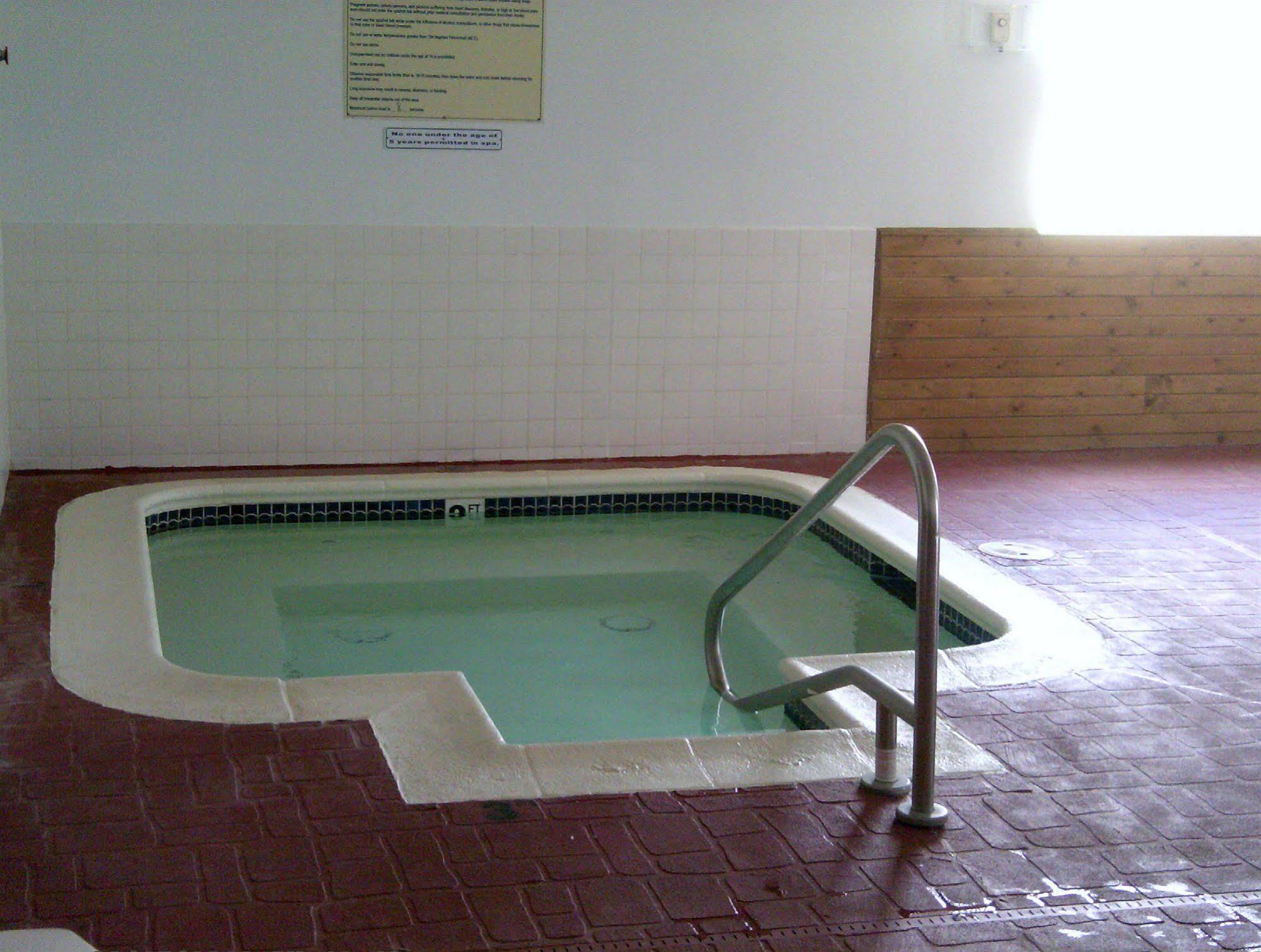 Capri Inn & Suites - Beatrice Buitenkant foto